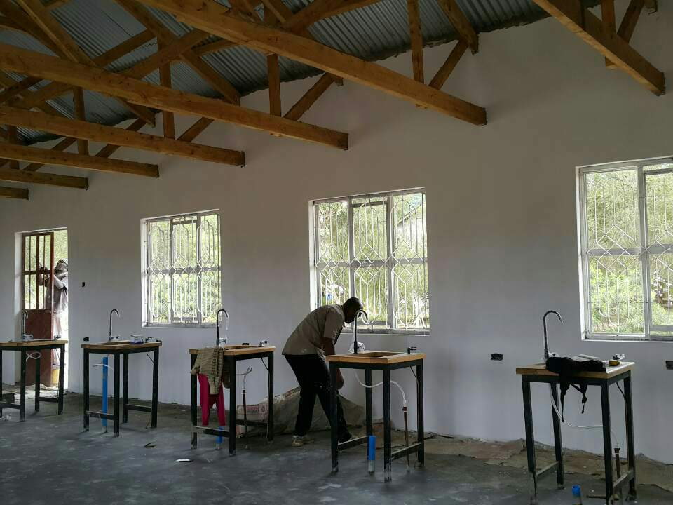 13-4 사킬라 중,고등학교 실험실.jpg